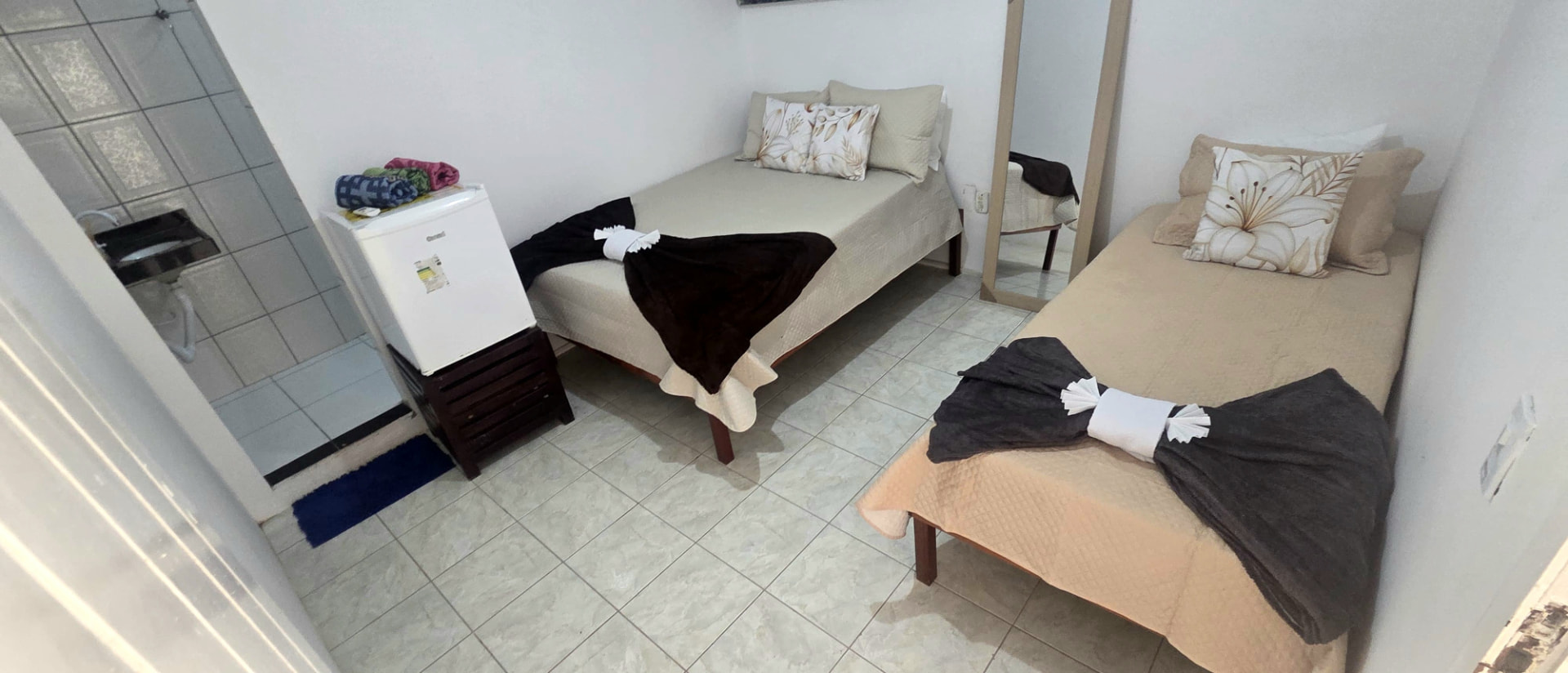 Quarto da pousada com cama de casal e de solteiro